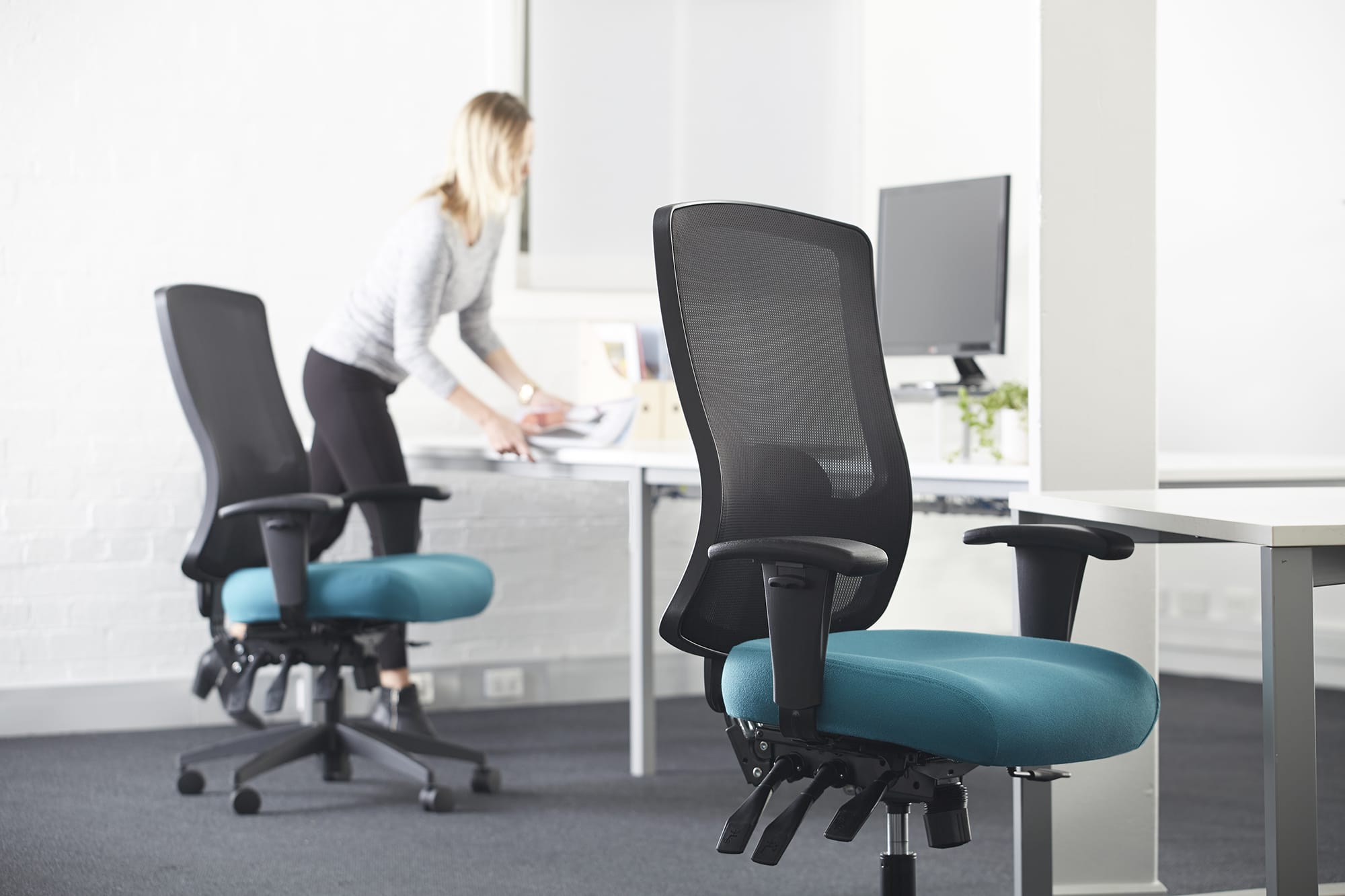 fingers adjusting healthy spine mode on sit stand desk