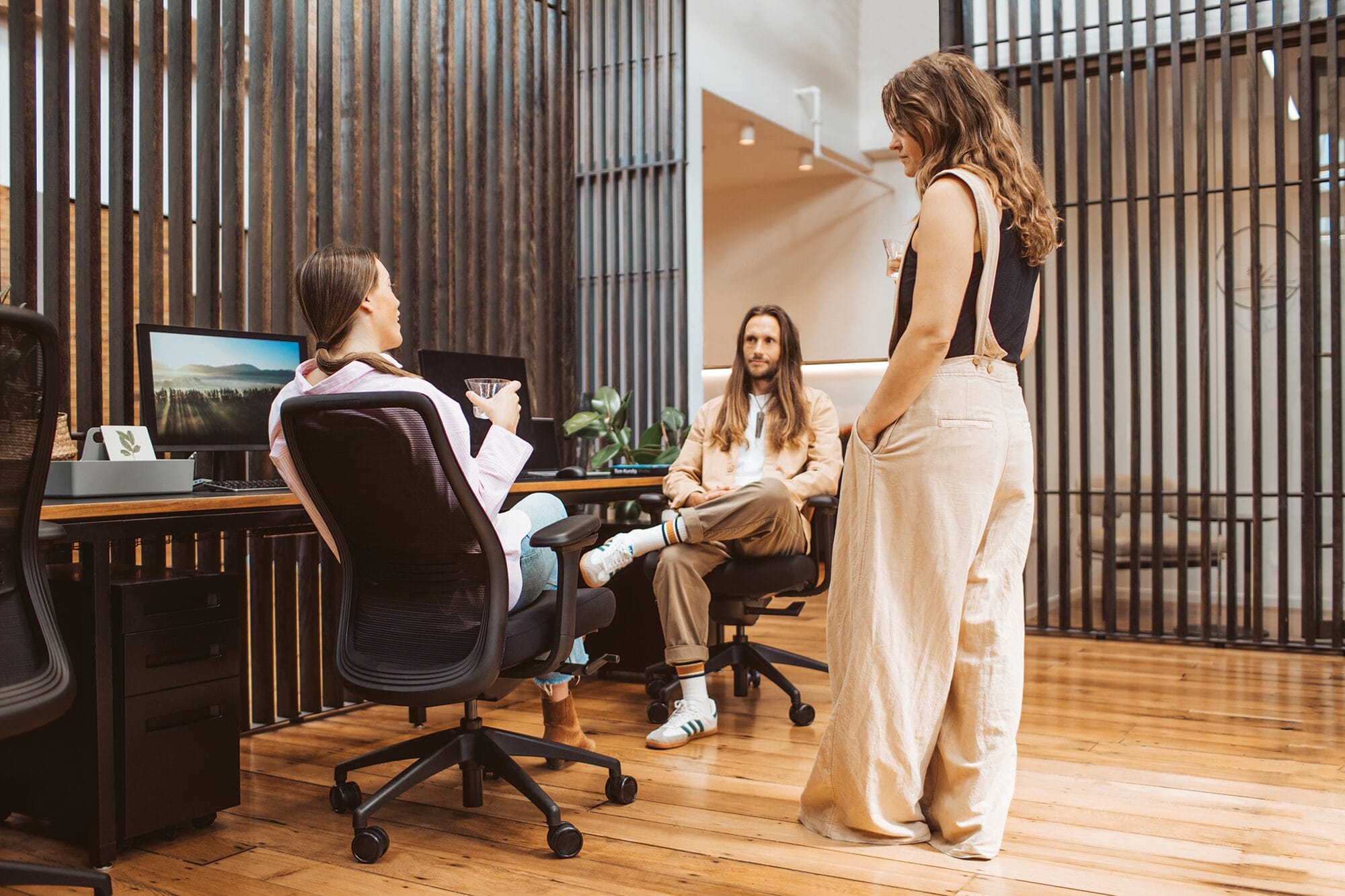 Konfurb Luna_Black_4DArms_KON150A-153_Office Scene_10_WEB Konfurb Luna