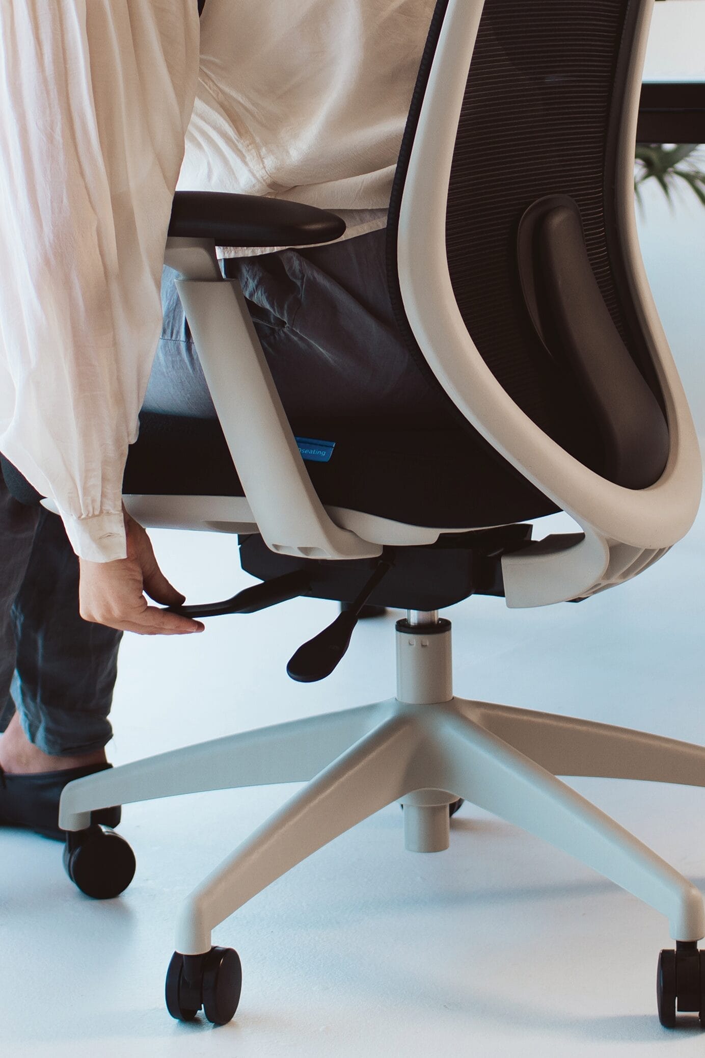 Buro Force_799-2-M3_Arms_Scene_Office_Model_02_MR_Close Up_Web Buro Force Synchro Mechanism