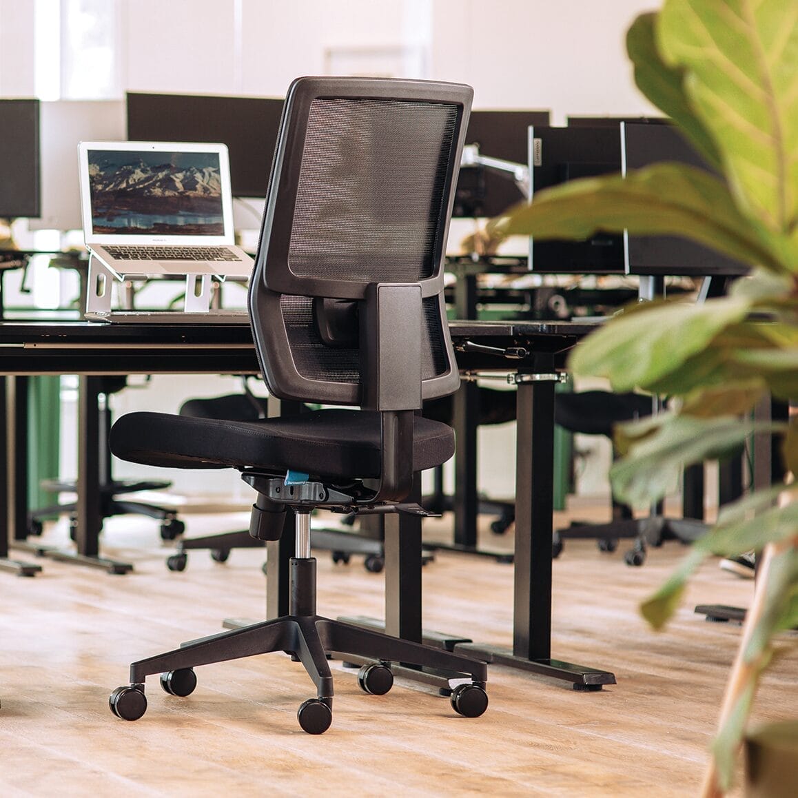 Buro Mantra_137-M3_10_MR_Square_Web Buro Mantra Office Chair