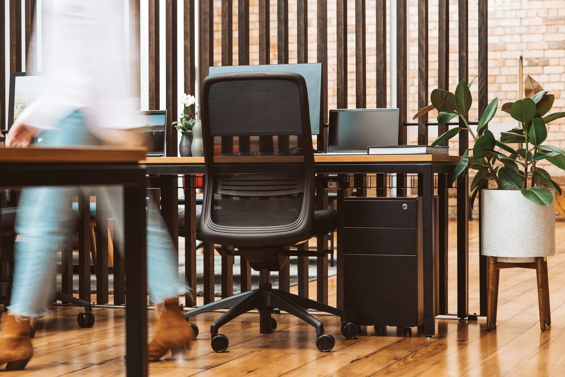 konfurb luna black ergonomic office chair