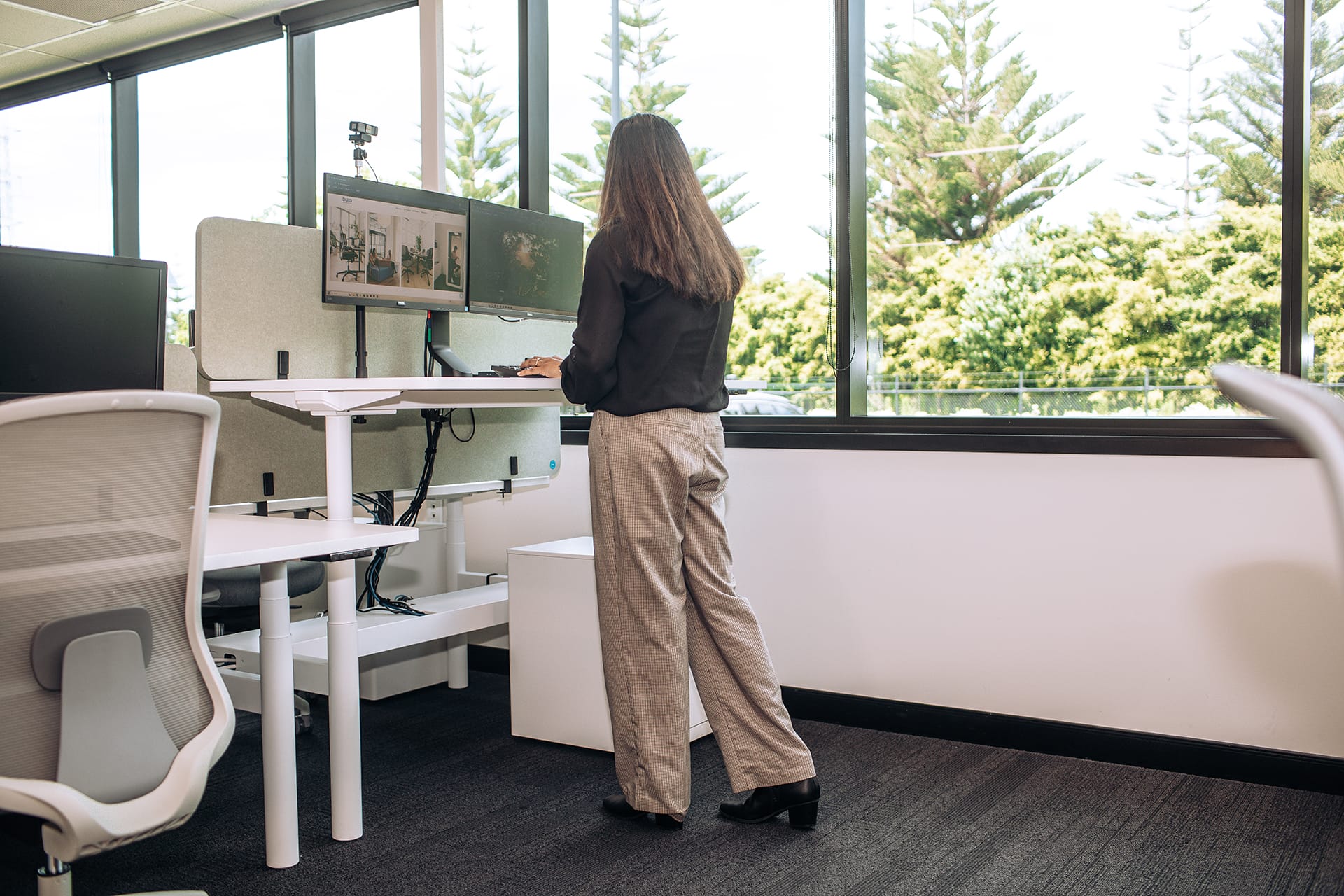 Buro Syntra Height Adjustable Desk white scene highest position