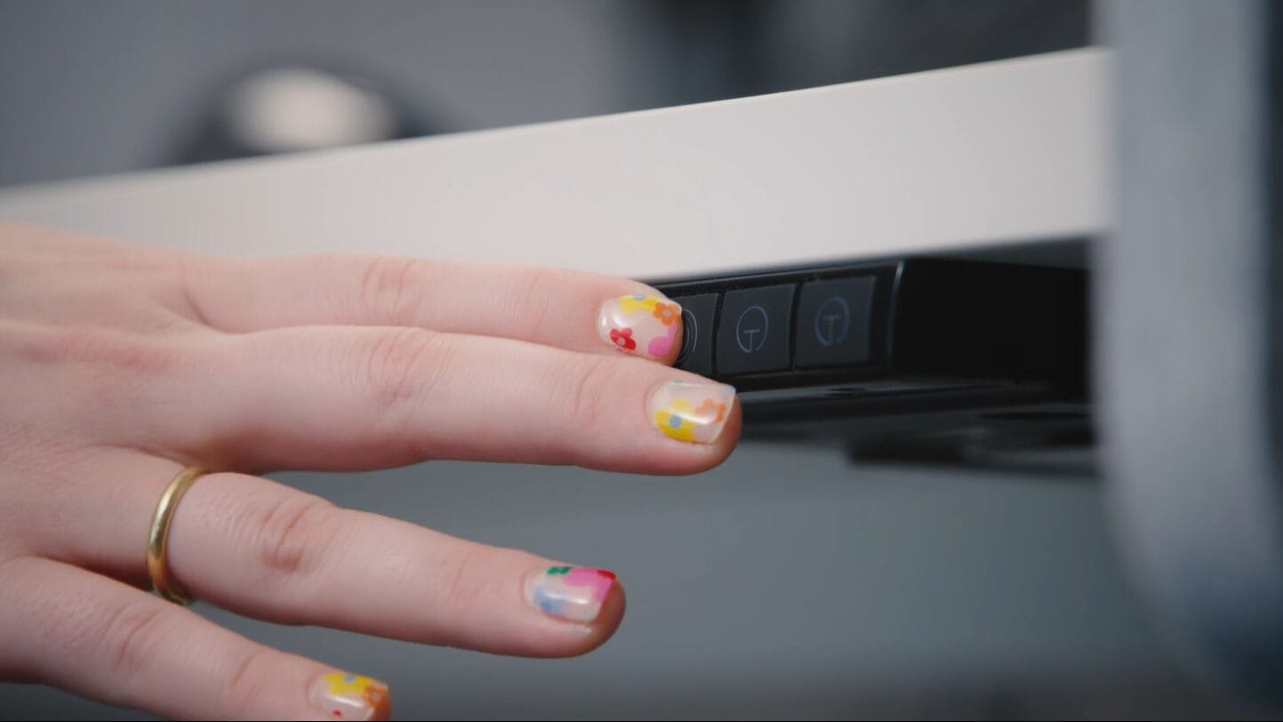 fingers adjusting healthy spine mode on sit stand desk