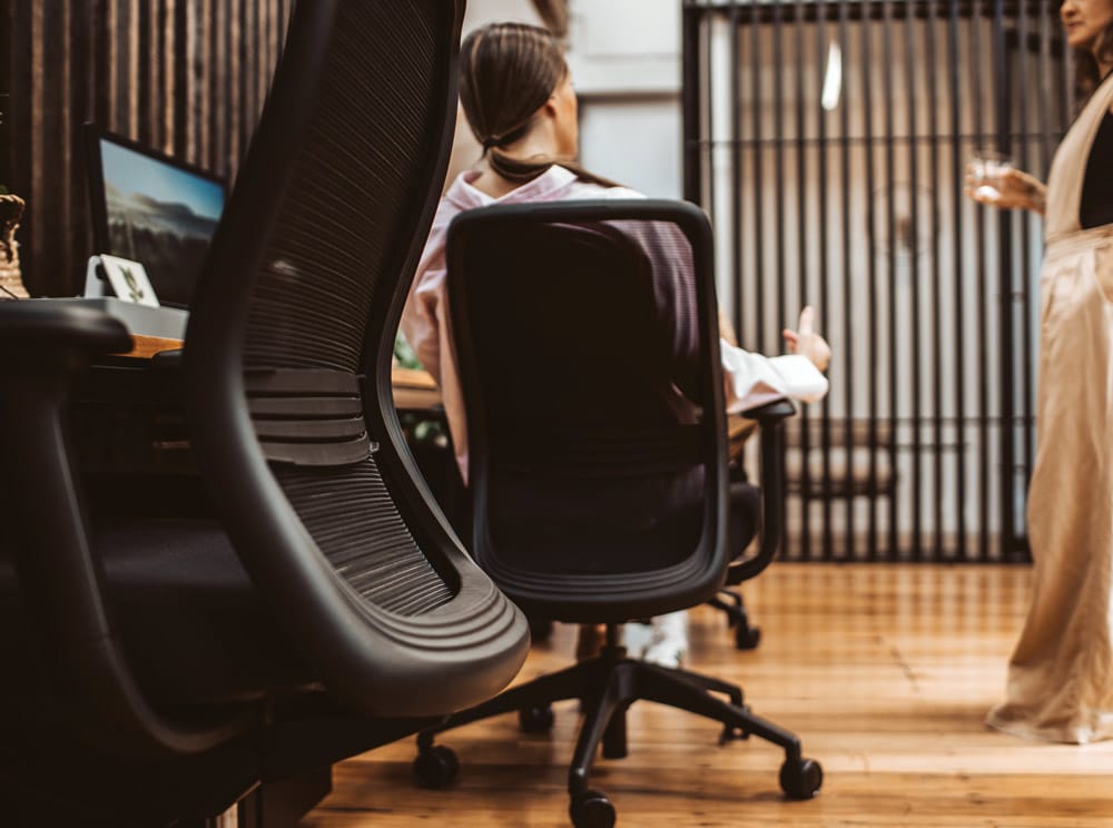 office workers sitting on konfurb luna ergonomic chair