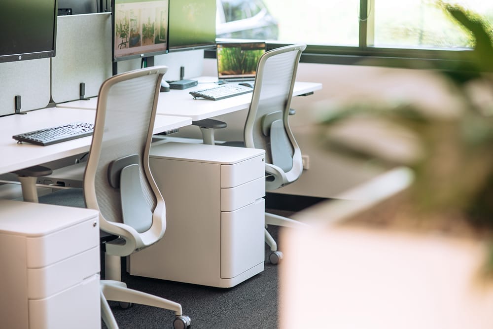 fingers adjusting healthy spine mode on sit stand desk