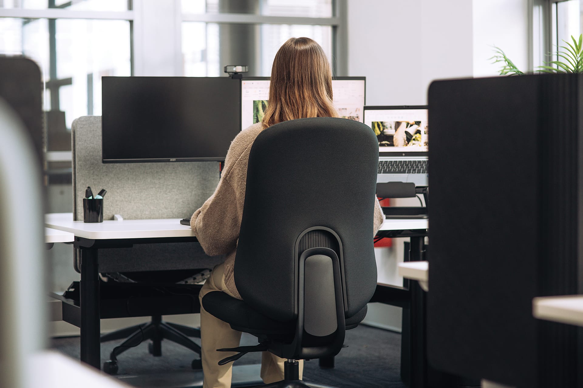 Quantum Upholstered chair scene image