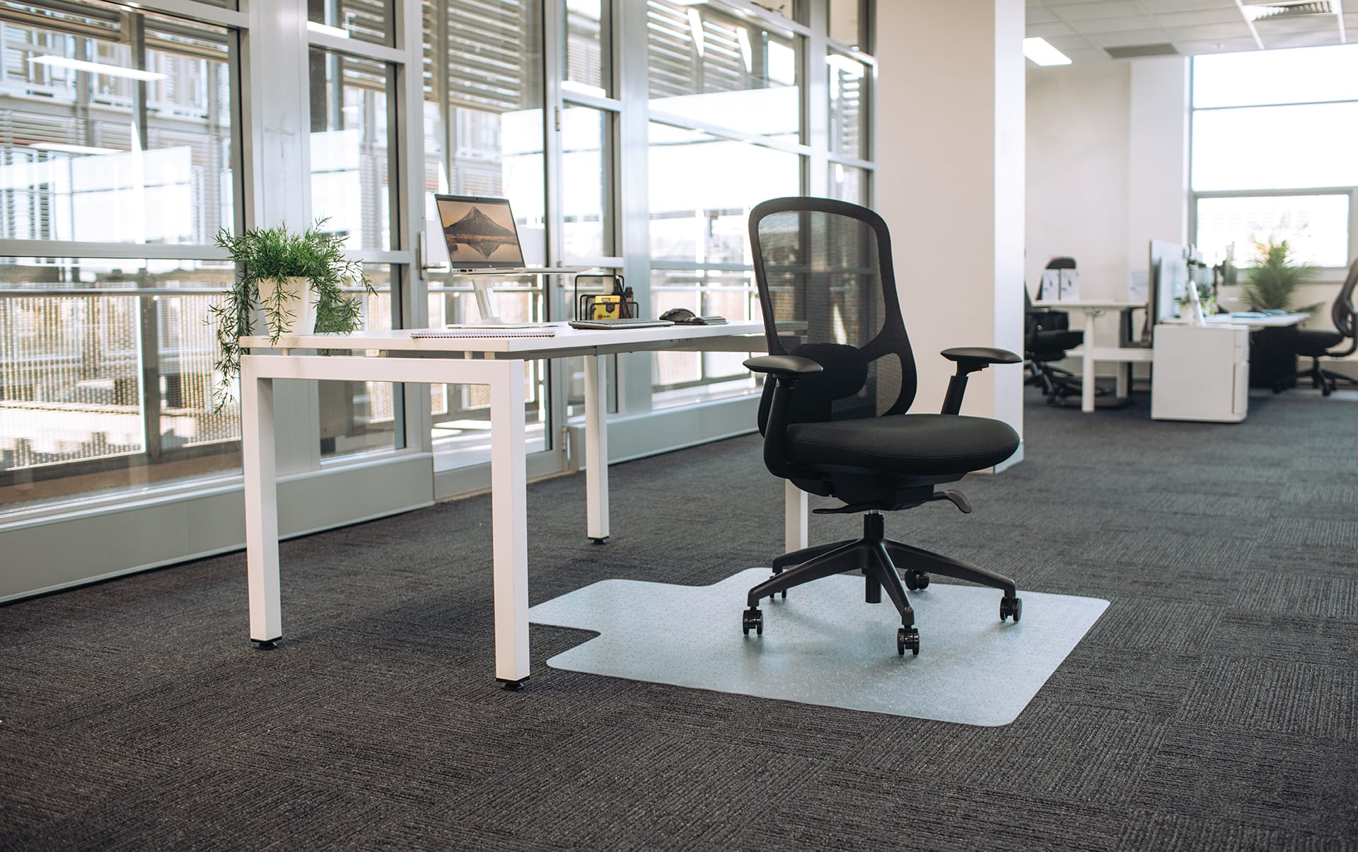 Quantum Mesh Back chair with arms scene image