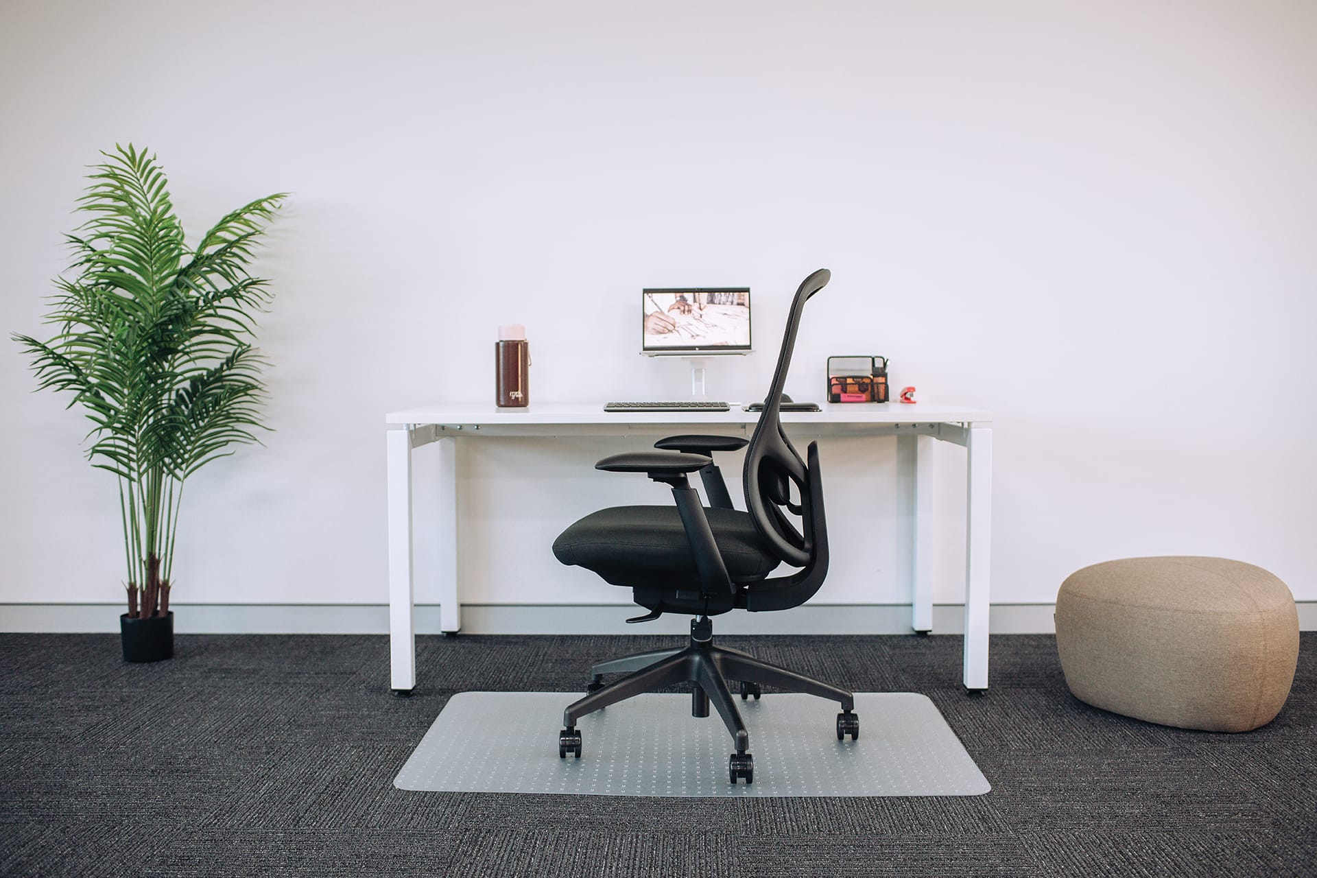 Quantum Mesh Back chair with arms scene image