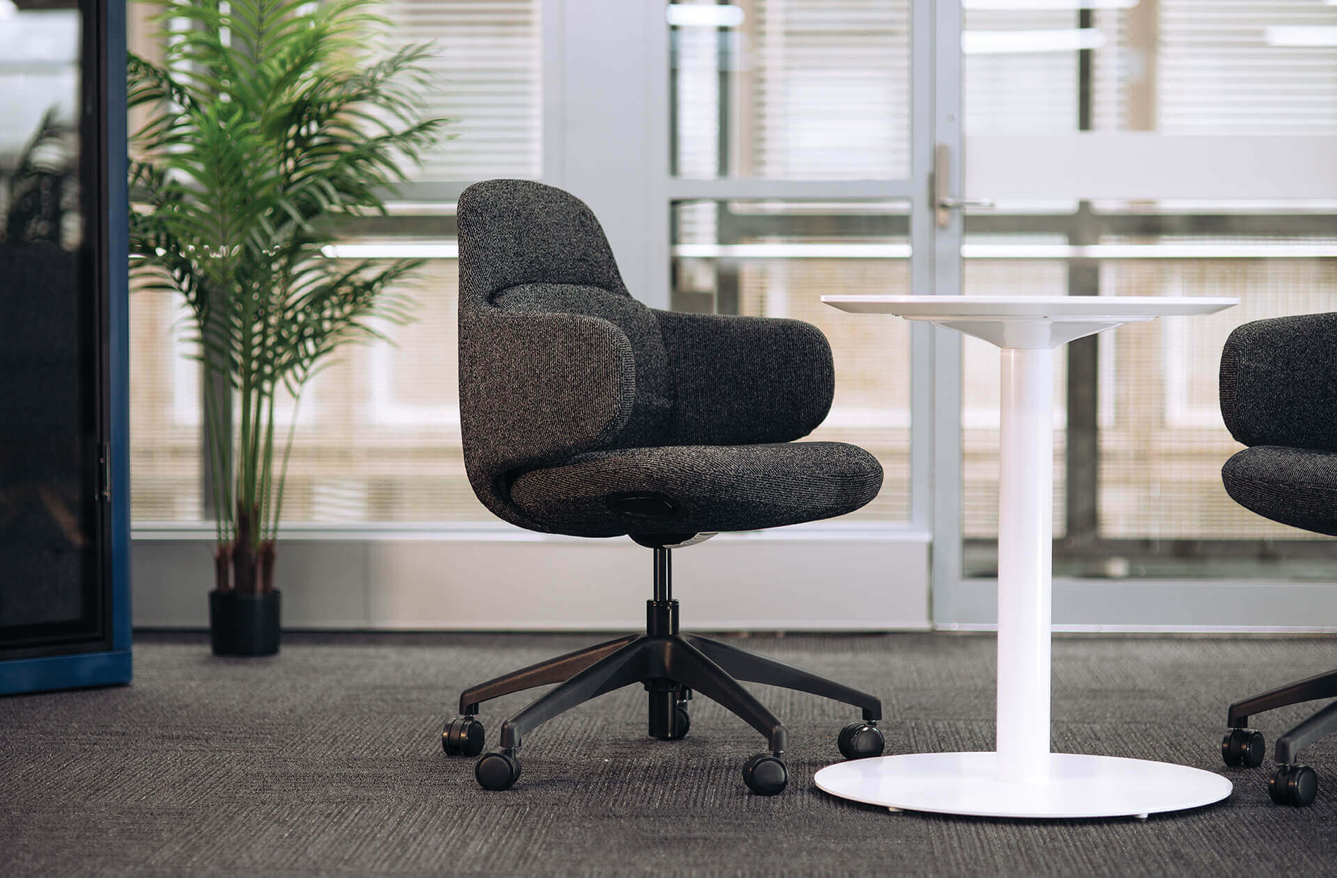 round meeting table 600mm DIA white scene office