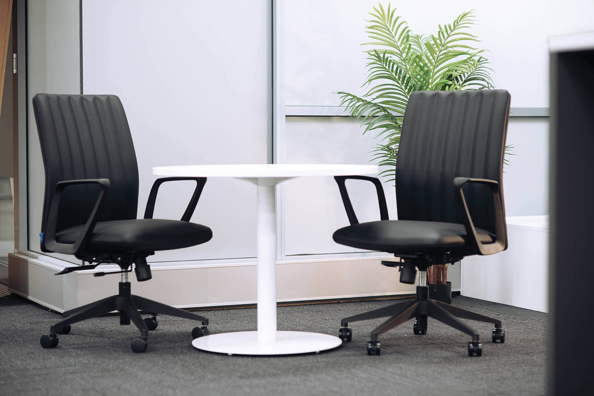 round meeting table 900mm DIA white scene office