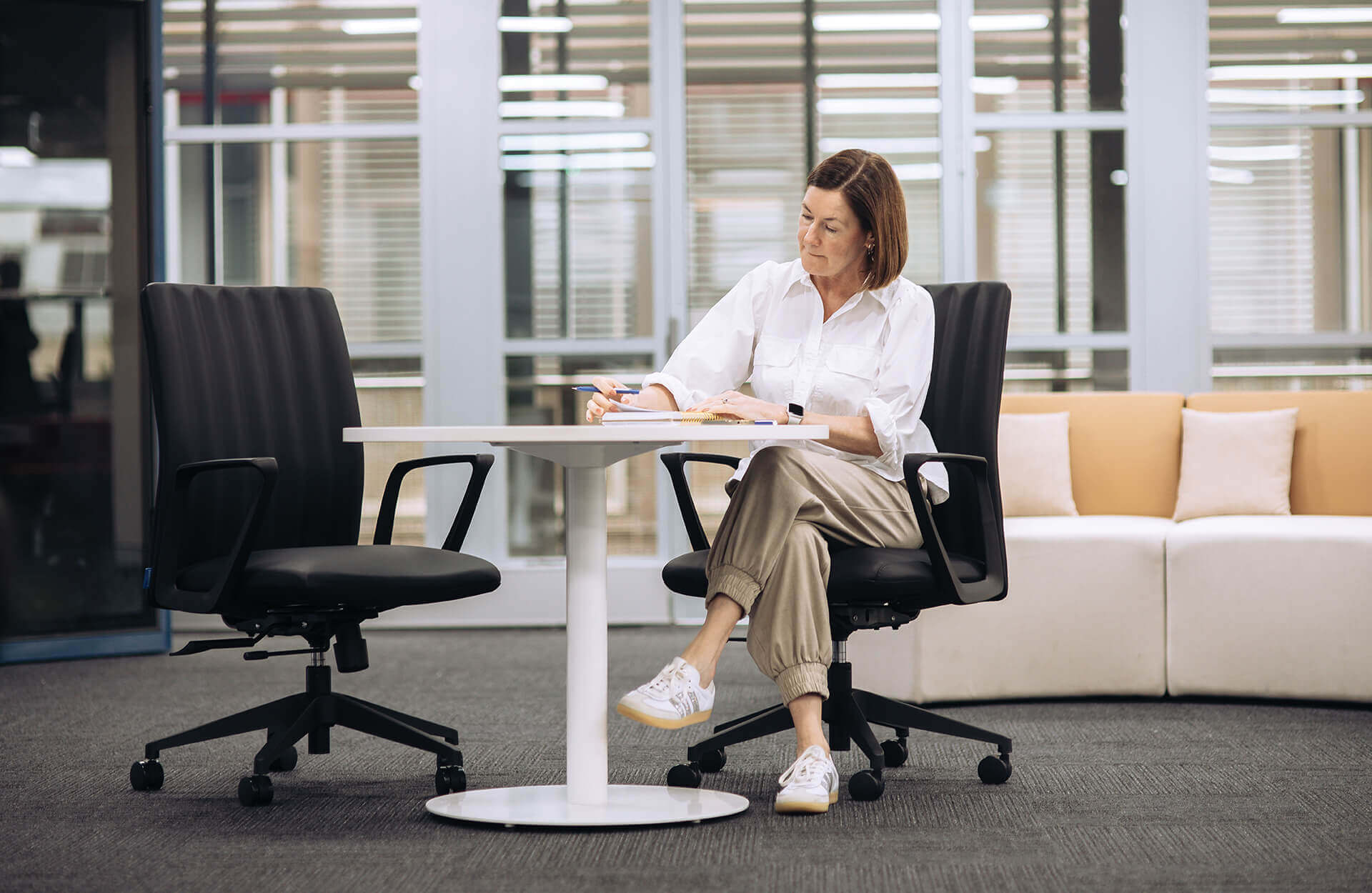 round meeting table 900mm DIA white scene office
