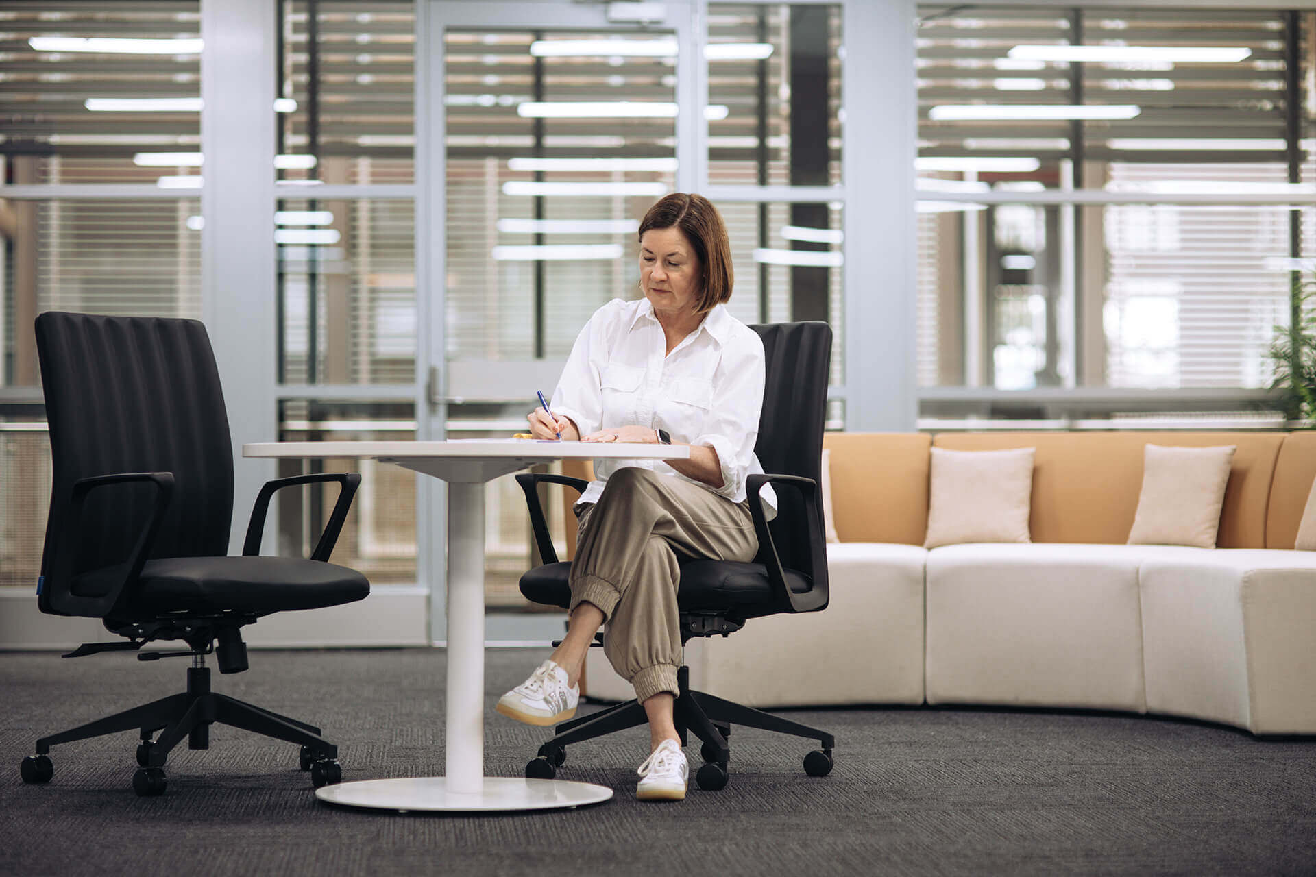 round meeting table 900mm DIA white scene office