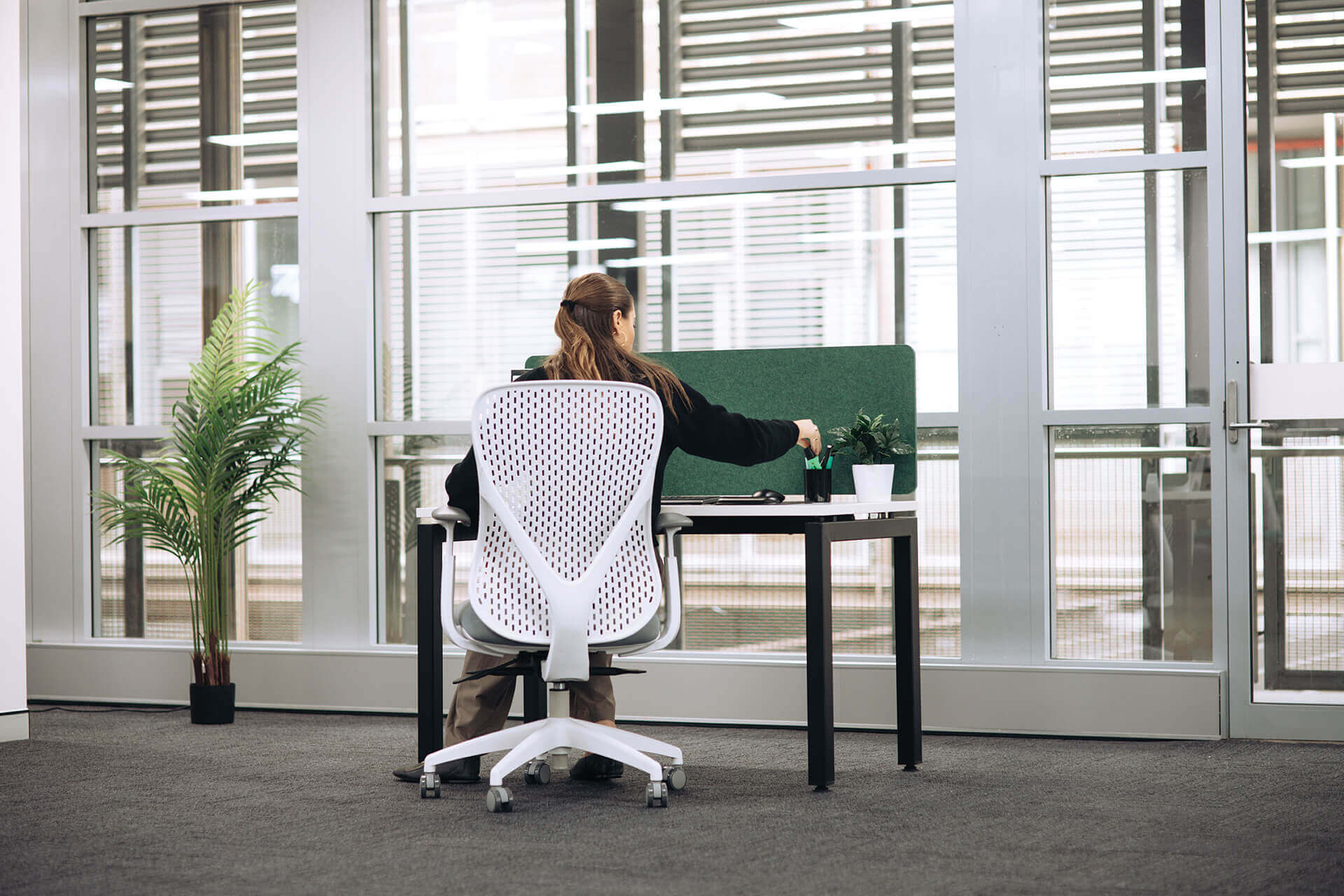 u frame square leg desk 1200x600 office scene