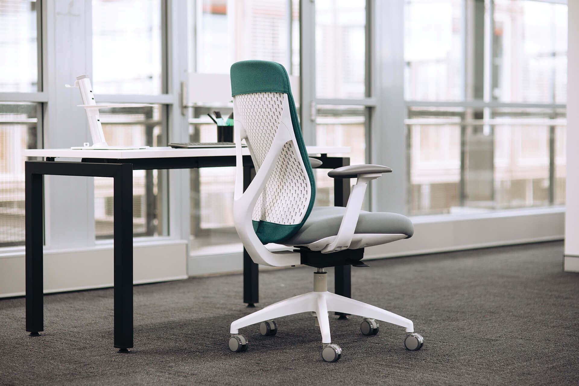 u frame square leg desk 1200x600 office scene