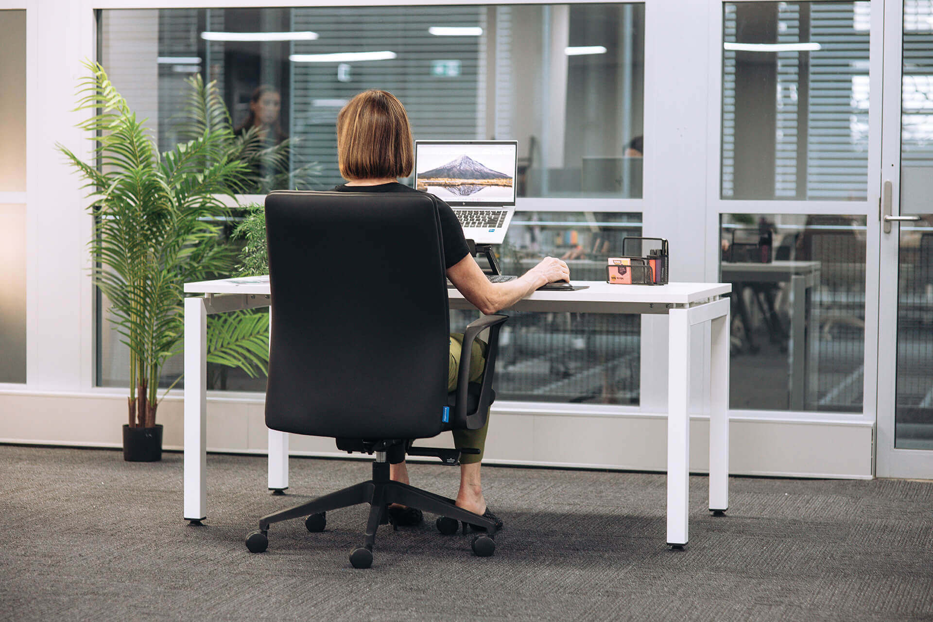 u frame square leg desk 1500x750 office scene