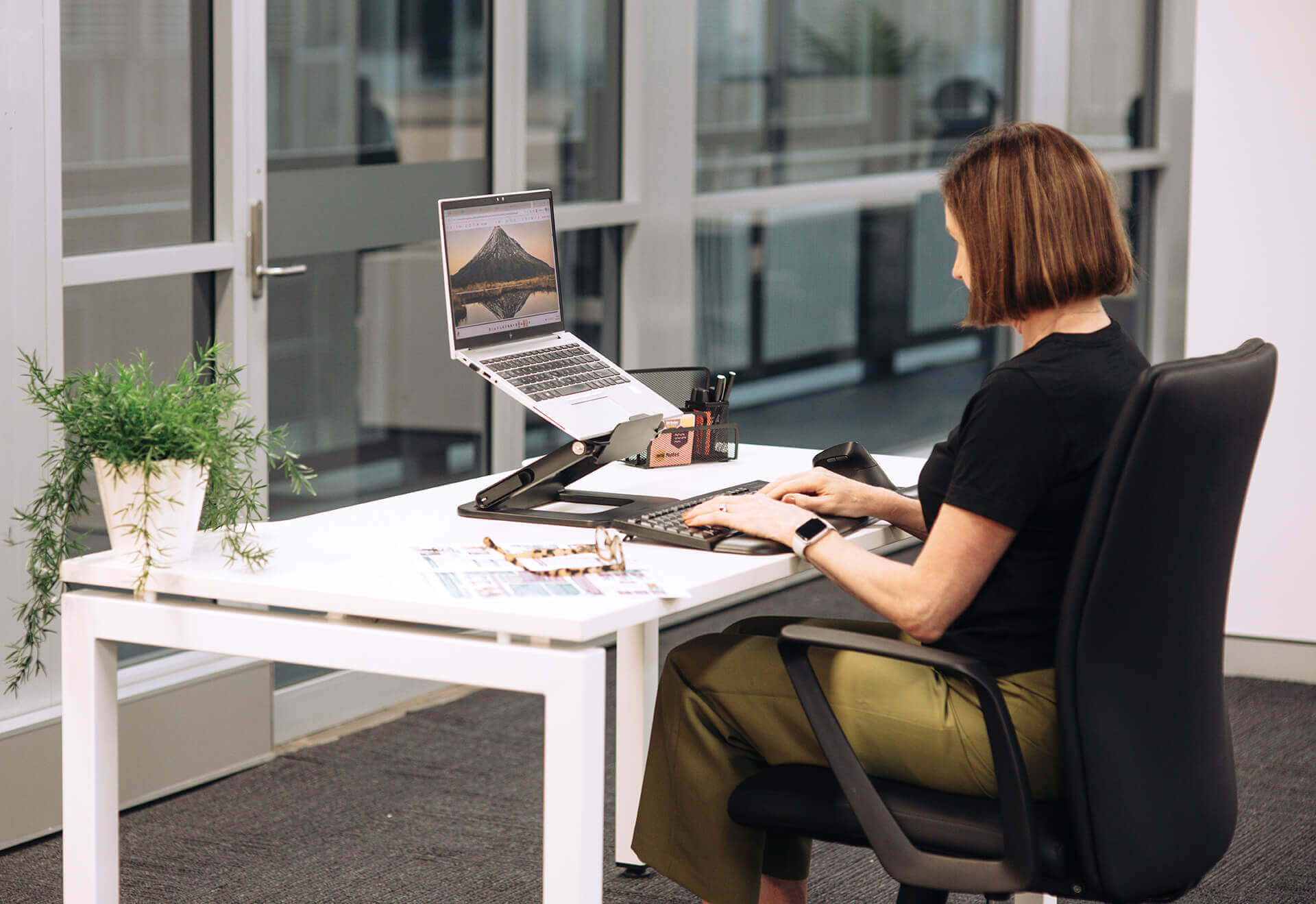 u frame square leg desk 1500x750 office scene