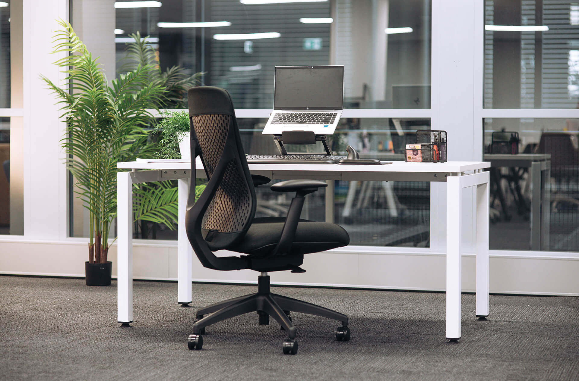 u frame square leg desk 1500x750 office scene