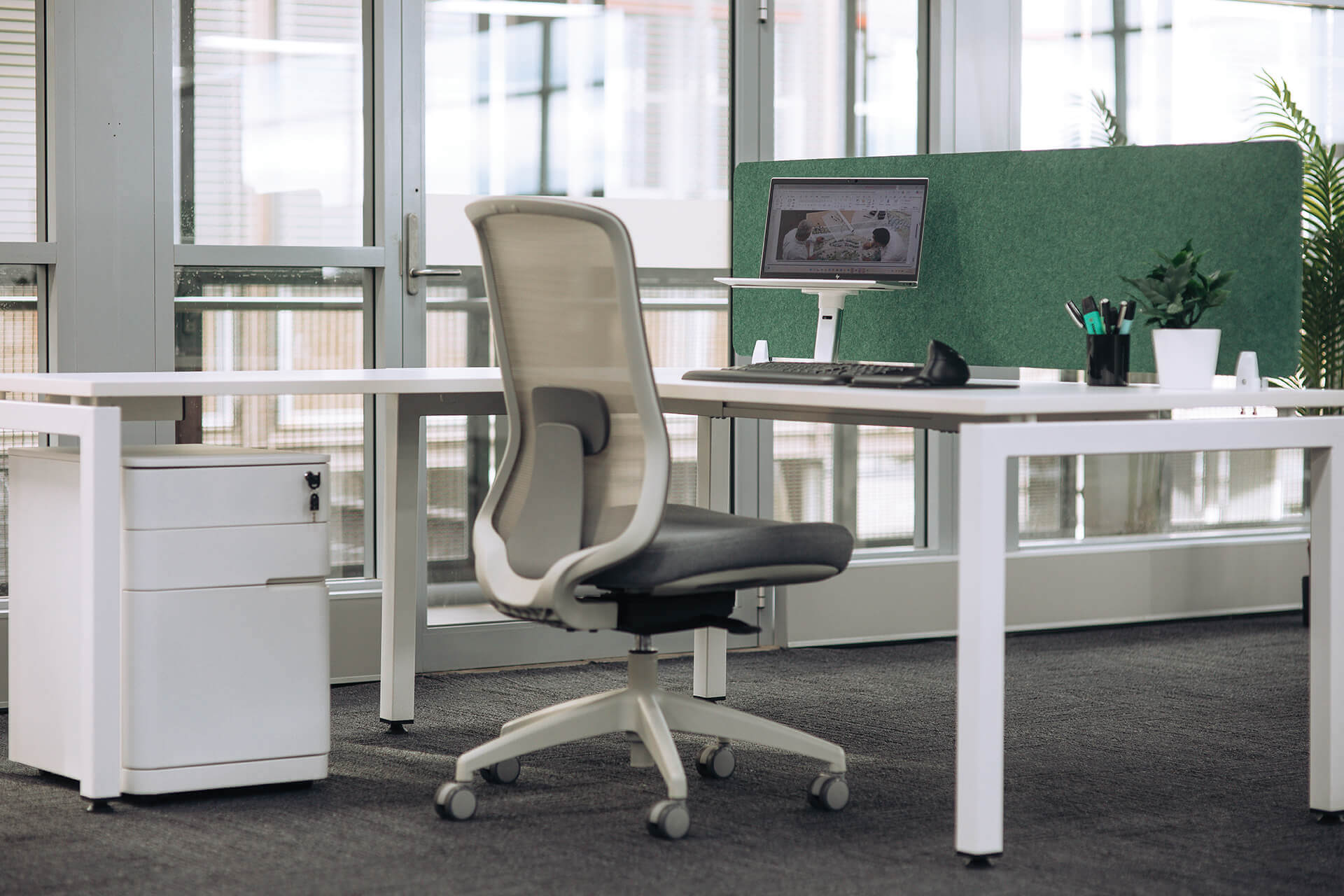 u frame square leg desk 1800x750 office scene