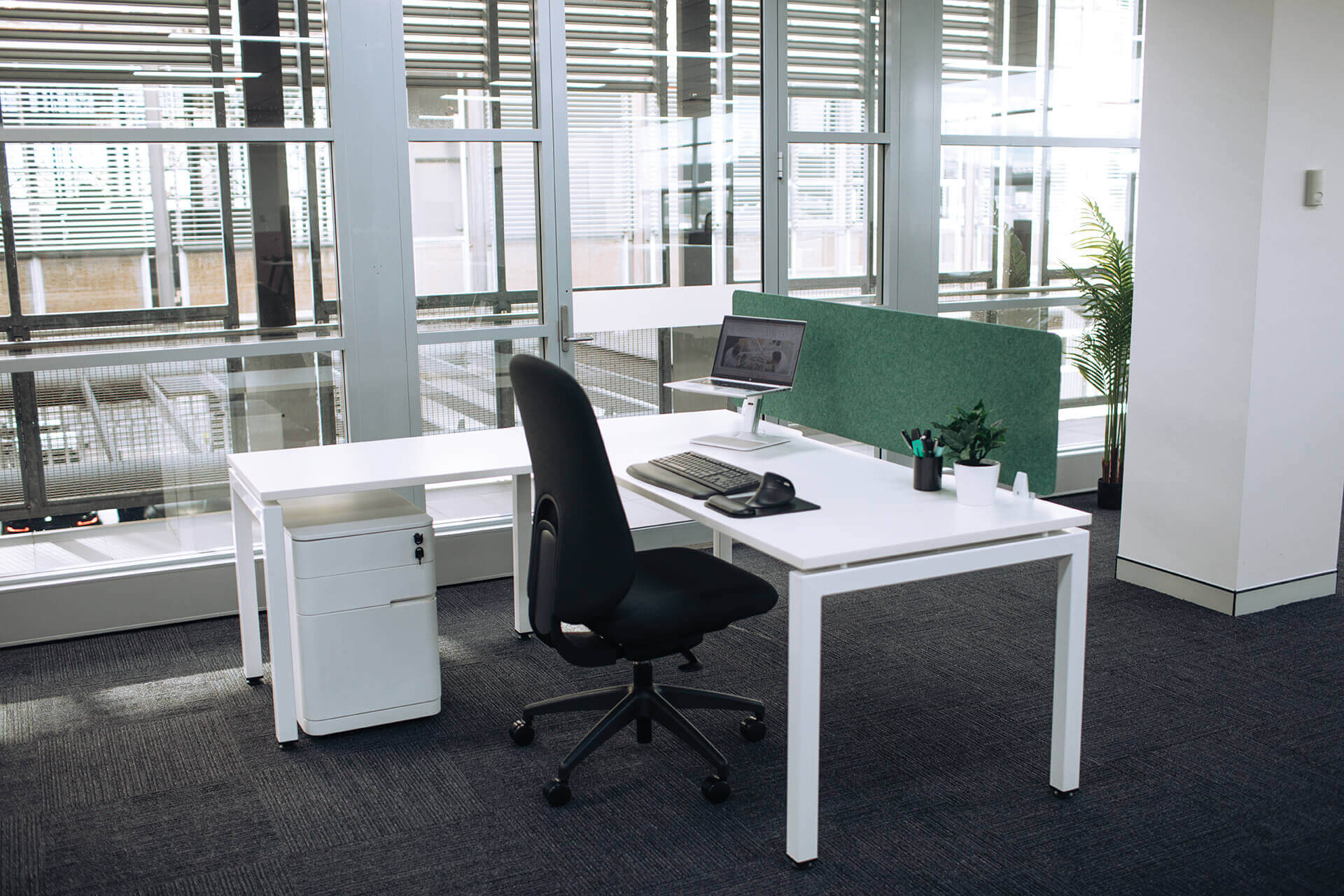 u frame square leg desk 900x600 return office scene